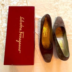 Salvatore FERRAGAMO Brown Suede Low Heel Pumps Size 9AAAA